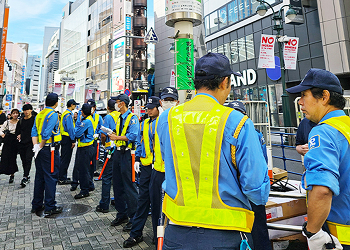 現場で活躍する東亜警備の警備員チーム